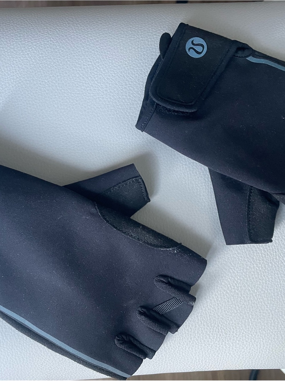 Lululemon LIKE NEW License to Train Fingerless Training Workout Gloves Black